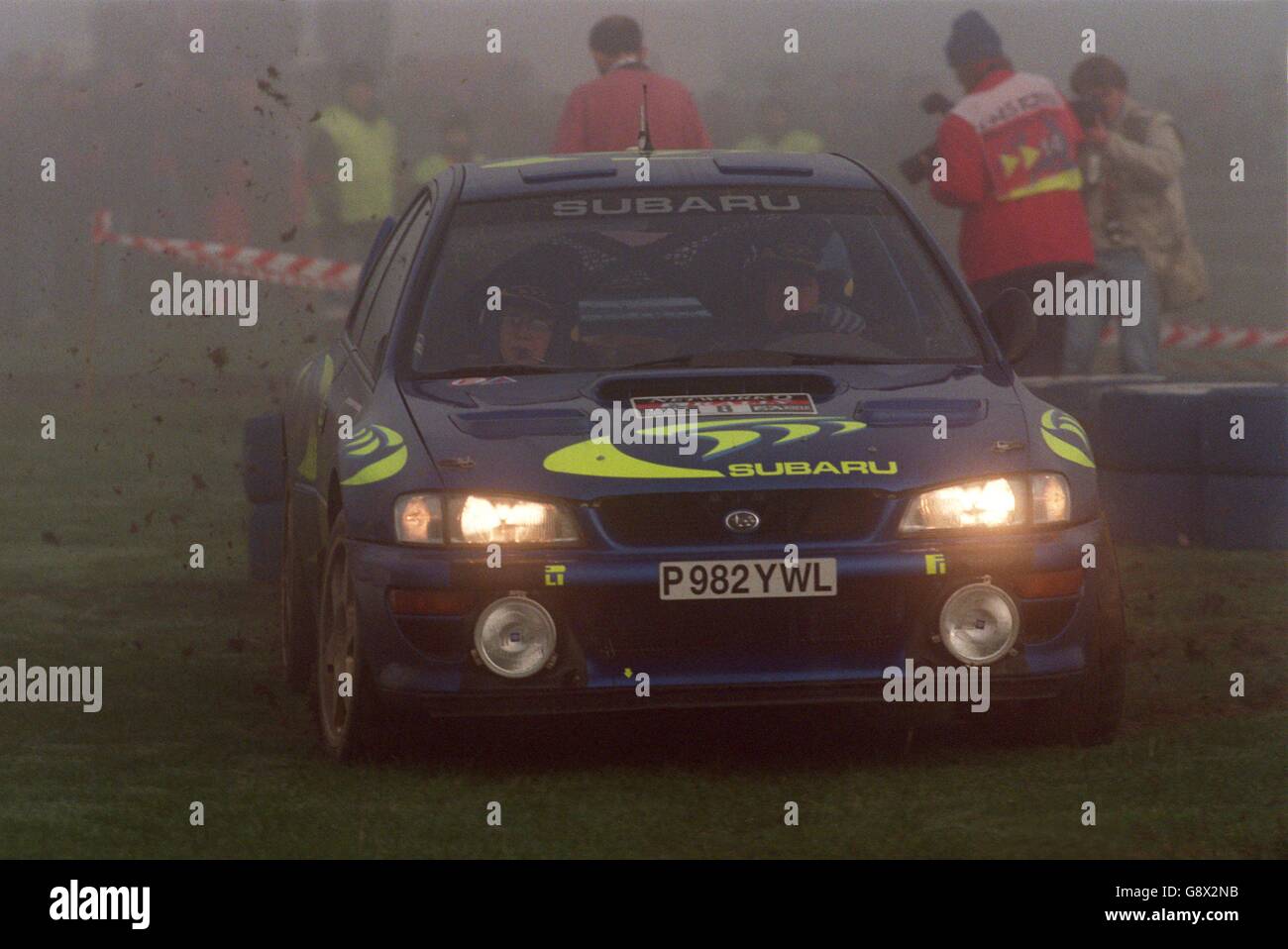 Rallye - Network Q RAC Rally - Cheltenham. Piero Liatti und Fabrizia Pons fahren durch den Nebel Stockfoto