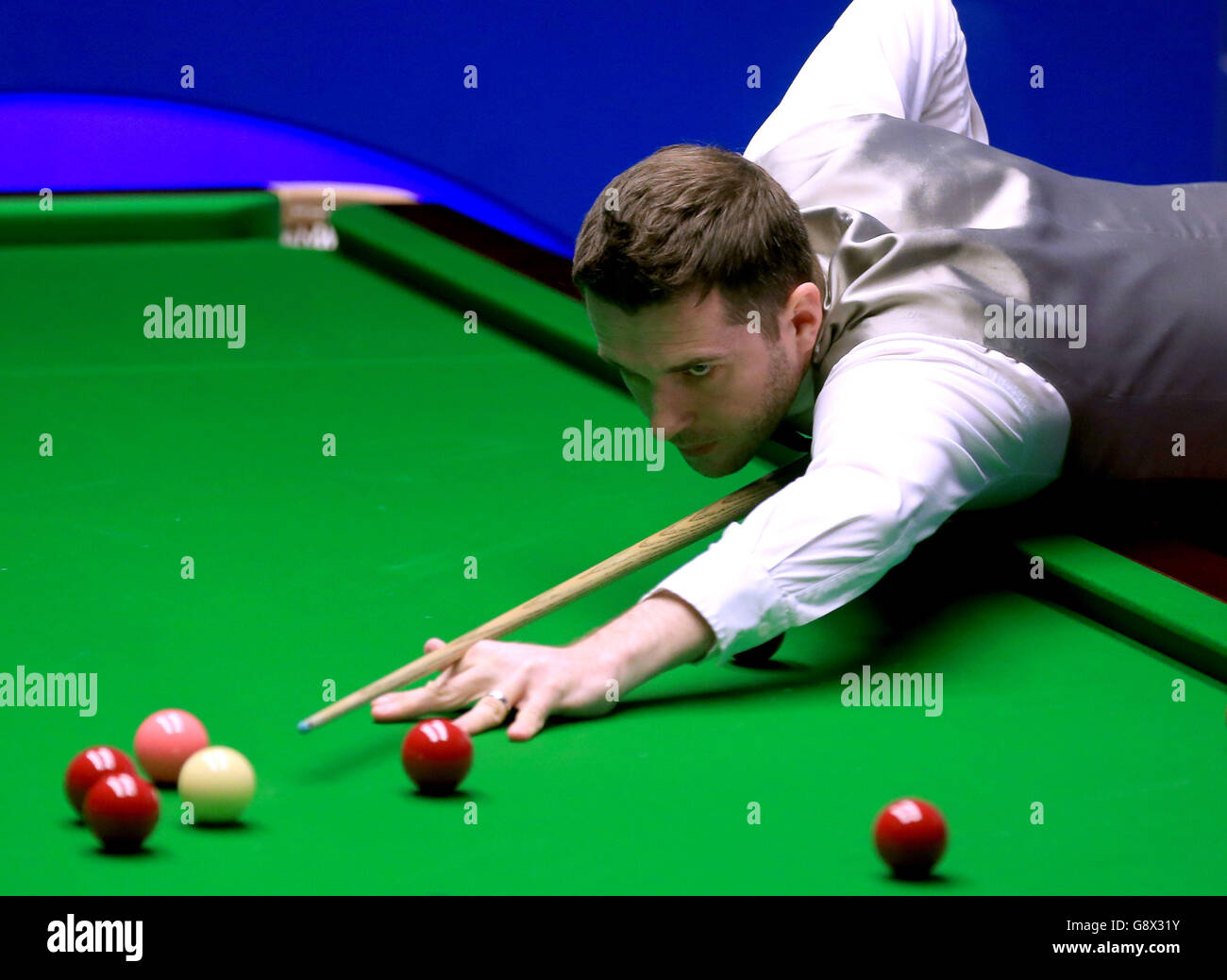 Mark Selby während seines Spiels gegen Sam Baird am achten Tag der Betfred Snooker-Weltmeisterschaft im Crucible Theatre, Sheffield. Stockfoto