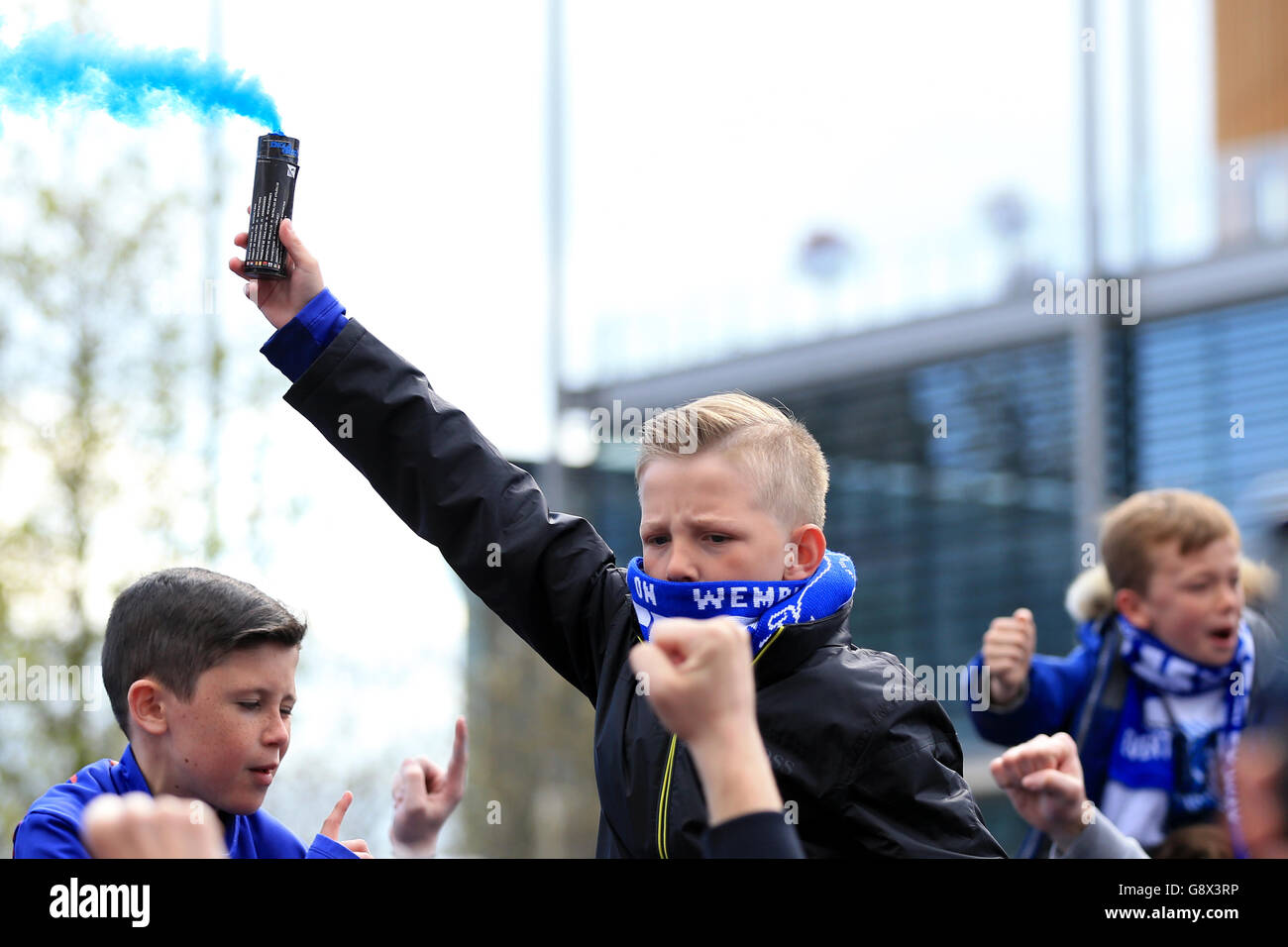 Everton gegen Manchester United - Emirates FA Cup - Halbfinale - Wembley Stadium. Ein junger Everton-Fan lässt vor dem Spiel ein Flare außerhalb des Bodens los Stockfoto