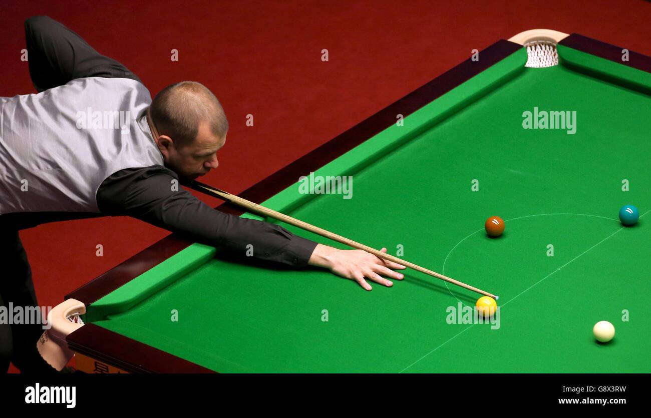 Barry Harkins während seines Spiels gegen Ronnie O'Sullivan am achten Tag der Betfred Snooker-Weltmeisterschaft im Crucible Theatre, Sheffield. Stockfoto