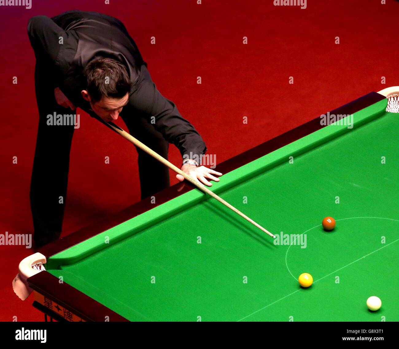 Ronnie O'Sullivan während seines Spiels gegen Barry Harkins am achten Tag der Betfred Snooker World Championships im Crucible Theatre, Sheffield. Stockfoto