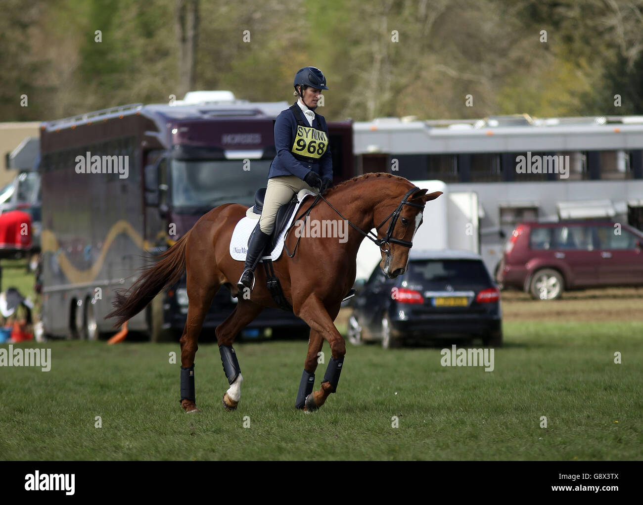 Zara Tindall tritt bei den Symm International Horse Trials in Hambleden bei Henley-on-Thames auf Brandy-Tropfen an. Stockfoto