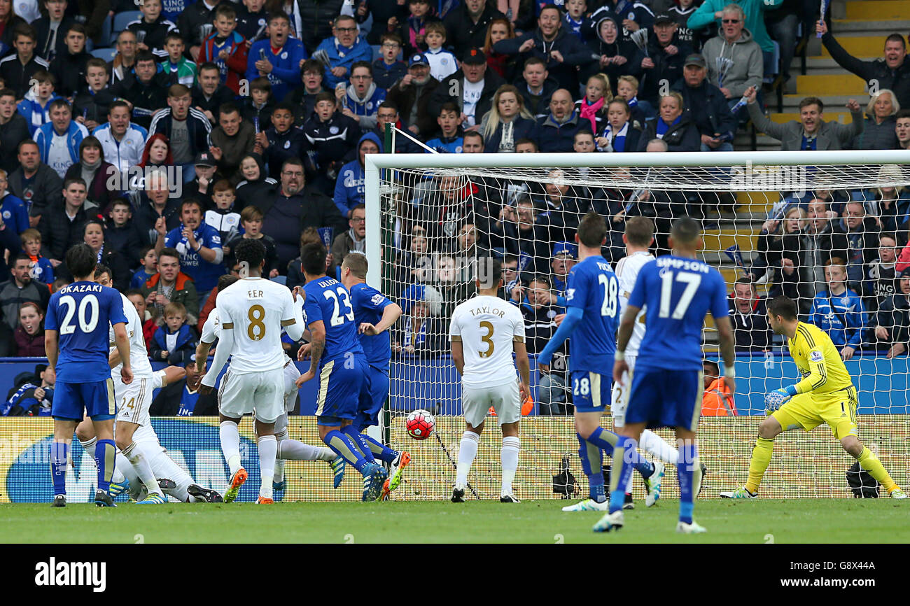 Leonardo Ulloa von Leicester City feiert das zweite Tor des Spiels während des Barclays Premier League-Spiels im King Power Stadium, Leicester. Stockfoto