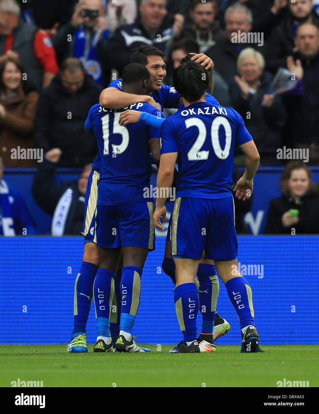 Leonardo Ulloa (Mitte) von Leicester City feiert das dritte Tor seines Spieles gegen Swansea City. Stockfoto