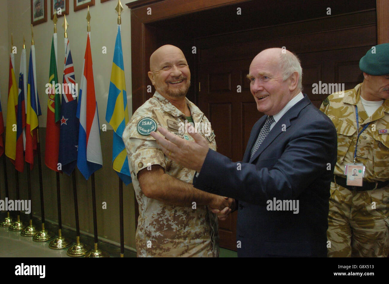 Verteidigungsminister John Reid (rechts) trifft Generalleutnant Mauro Del Vecchio im Hauptquartier der Internationalen Sicherheits- und Assitanztruppe (ISAF) in Kabul, Afghanistan, am Samstag, den 1. Oktober 2005. Herr Reid war im Land, um die Situation zu analysieren und mit eigenen Augen die friedenserhaltenden Maßnahmen zu sehen, an denen britische Truppen derzeit beteiligt sind, bevor weitere Truppen eingesetzt werden, die ab dem nächsten Frühjahr dort eintreffen sollen. Sehen Sie sich die PA-Geschichte an. DRÜCKEN SIE VERBANDSFOTO. Der Bildnachweis sollte lauten: Johnny Green/PA Stockfoto