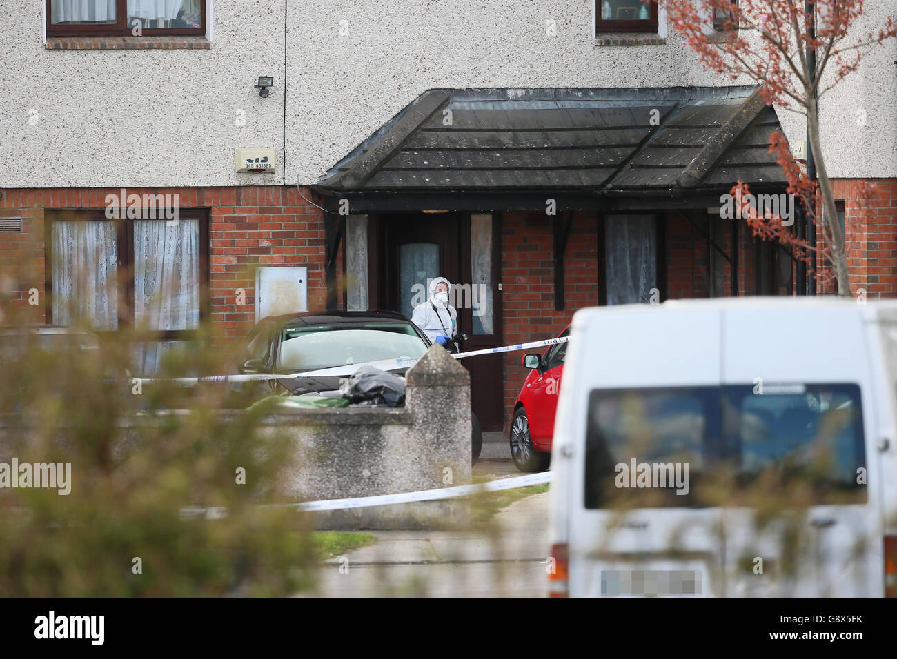 Forensische Offiziere am Tatort in Kilcronin Close, West Dublin, wo ein Mann im Alter von ca. 30 Jahren in einem Gangland-ähnlichen Mord niedergeschossen wurde, etwa zwei Stunden nachdem ein mutmaßlicher Dissident-Republikaner in seinem Pub ermordet wurde. Stockfoto