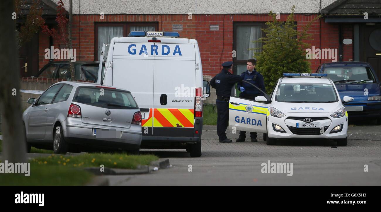 Gardai am Tatort in Kilcronin Close, West Dublin, wo ein Mann, Mitte 30, in einem Gangland-ähnlichen Mord niedergeschossen wurde, etwa zwei Stunden nachdem ein mutmaßlicher Dissident-Republikaner in seinem Pub ermordet wurde. Stockfoto