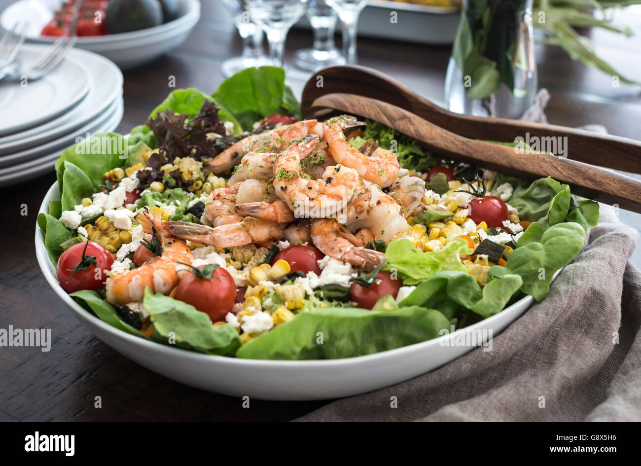 Eine große Schale mit gegrillten Shrimps und Feldsalat wird aus der Vorderansicht fotografiert. Stockfoto