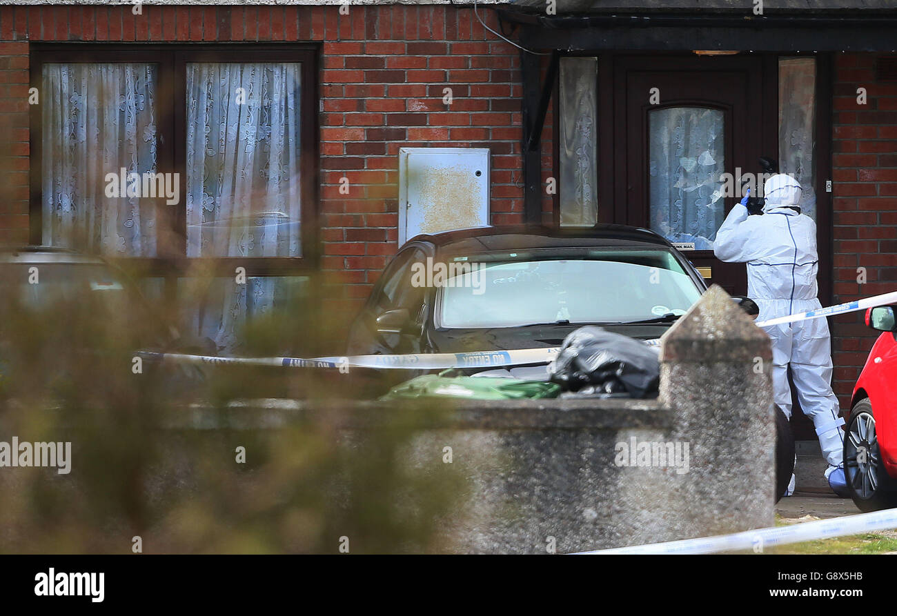 Forensische Offiziere am Tatort in Kilcronin Close, West Dublin, wo ein Mann im Alter von ca. 30 Jahren in einem Gangland-ähnlichen Mord niedergeschossen wurde, etwa zwei Stunden nachdem ein mutmaßlicher Dissident-Republikaner in seinem Pub ermordet wurde. Stockfoto