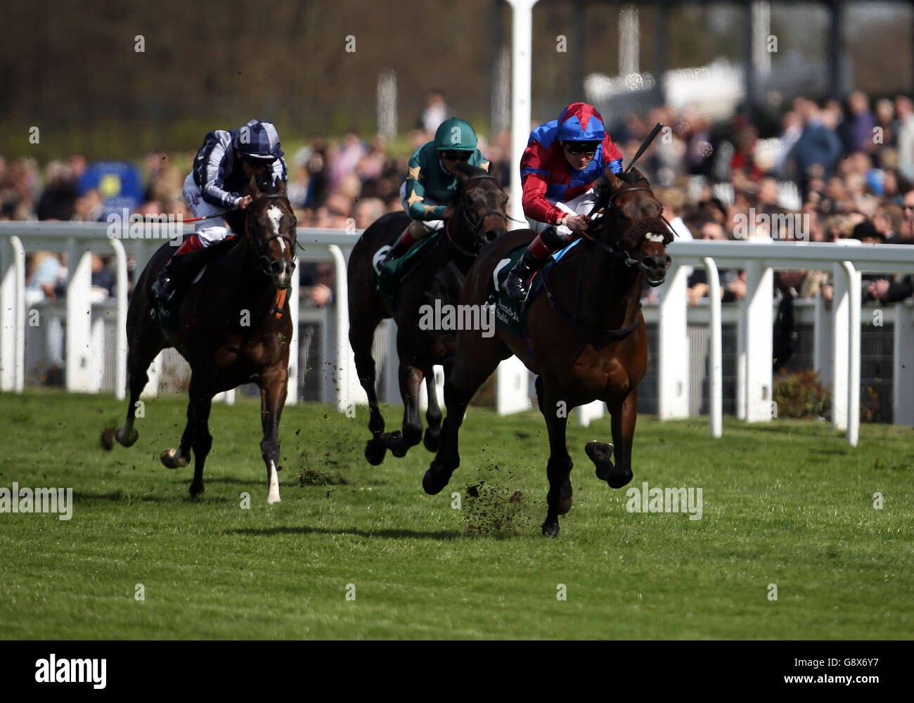 Der talentierte Meister von Pat Scullen (rechts) gewinnt die Merriebelle Stable Pavilion Stakes auf der Ascot Racecourse, Berkshire. Stockfoto