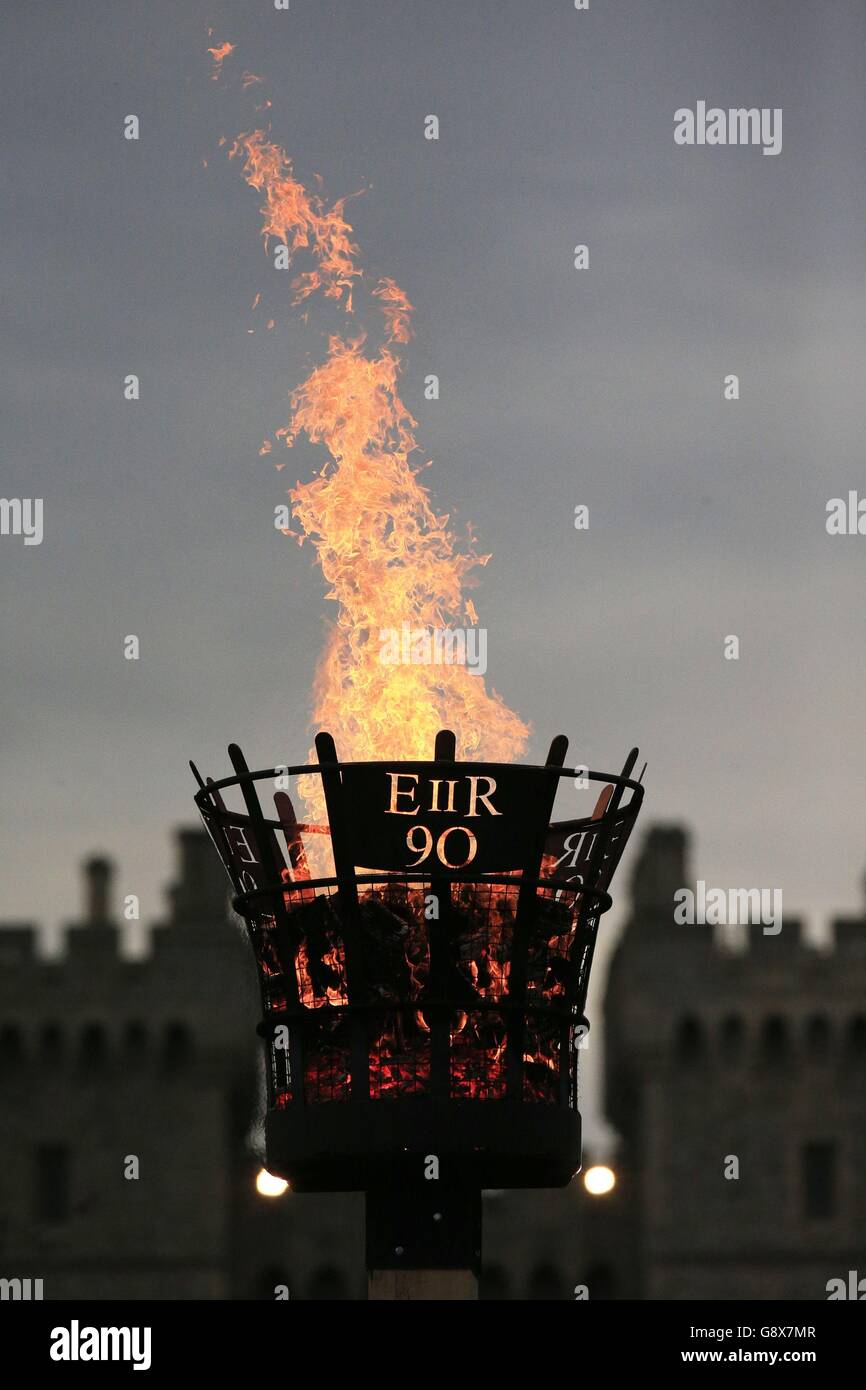 Ein Leuchtfeuer, das von Königin Elizabeth II. Im Windsor Castle in Berkshire angezündet wurde, als sie ihren 90. Geburtstag feiert. Stockfoto