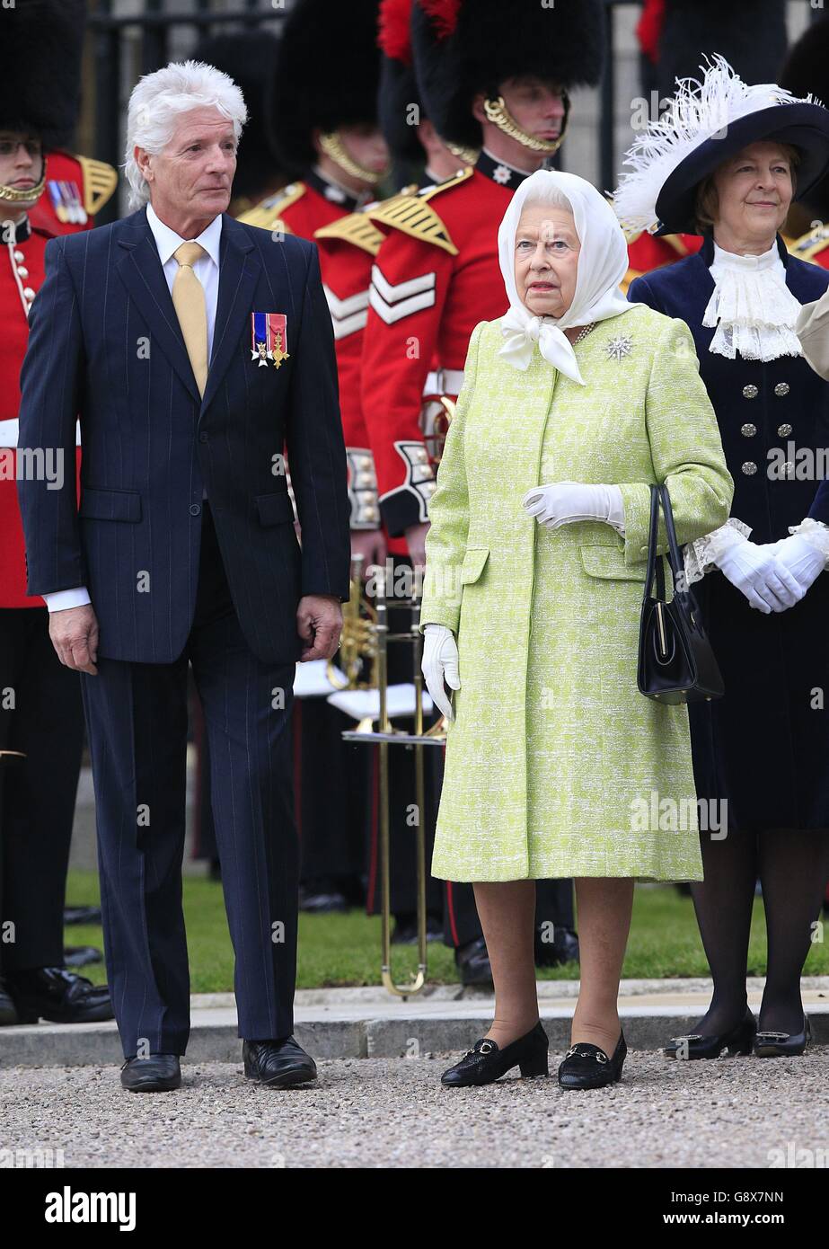 Königin Elizabeth II., bevor sie im Windsor Castle in Berkshire einen Leuchtturm anzünden konnte, als sie ihren 90. Geburtstag feiert. Stockfoto