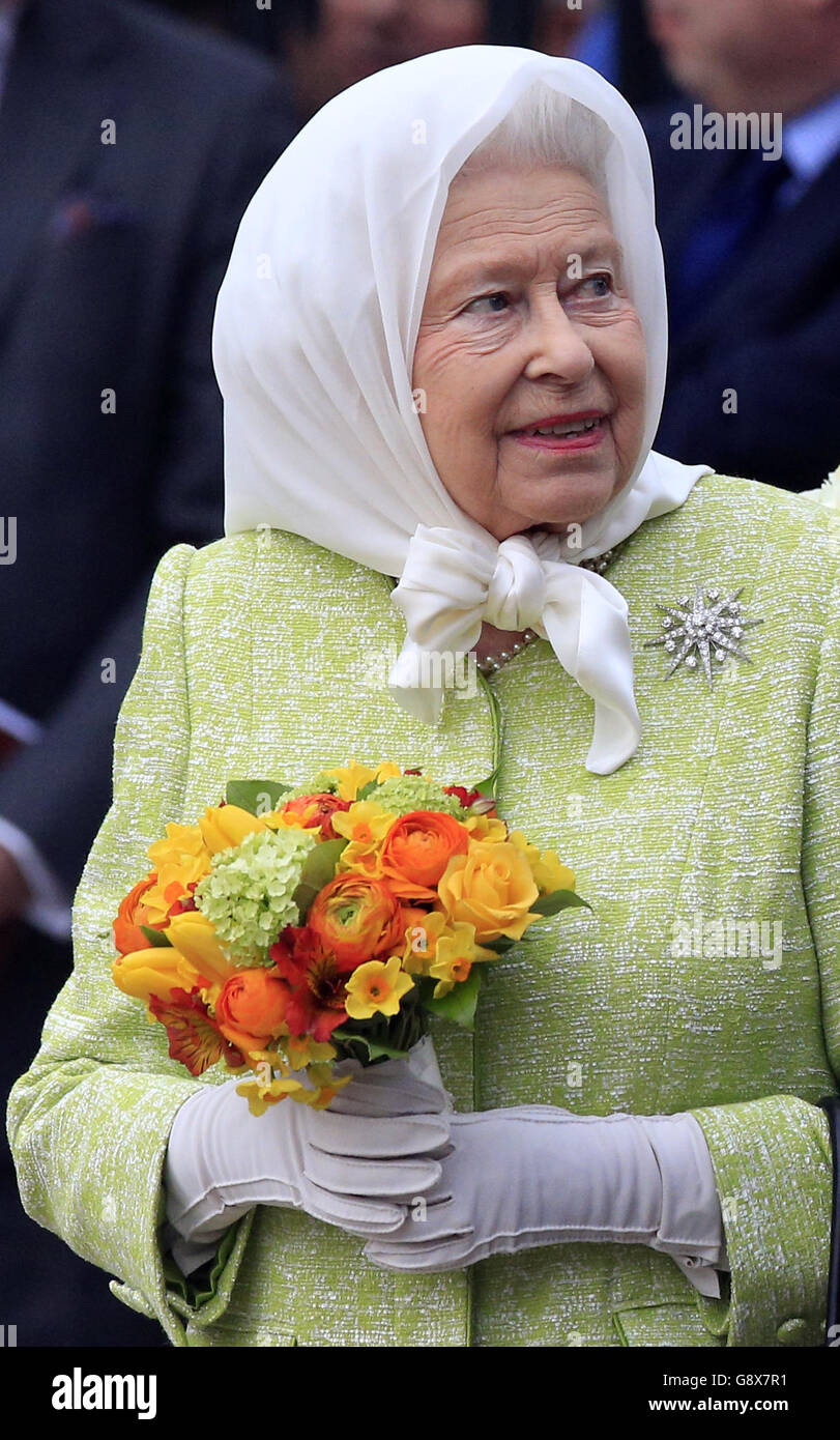 Königin Elizabeth II. besucht ein Leuchtfeuer-Beleuchtung-Event in Cambridge Tor von Windsor Castle, der Monarch 90. Geburtstag zu feiern. Stockfoto