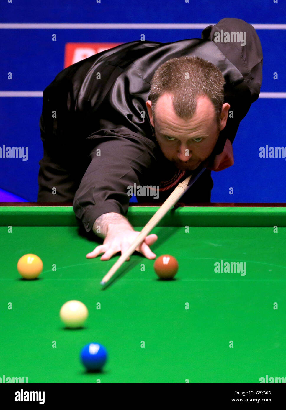 Mark Williams während seines Spiels gegen Michael holt am achten Tag der Betfred Snooker World Championships im Crucible Theatre, Sheffield. Stockfoto