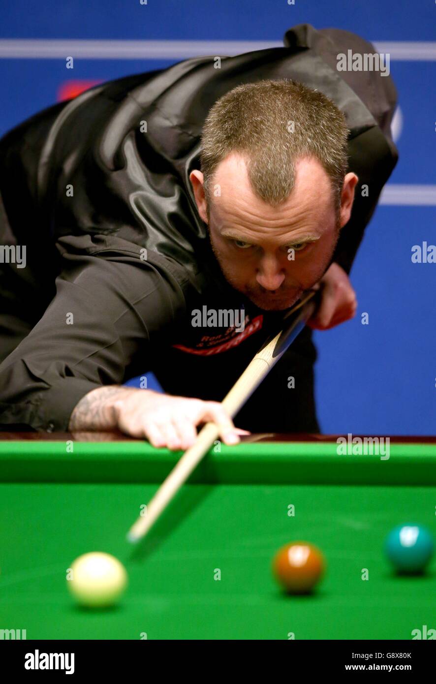 Mark Williams während seines Spiels gegen Michael holt am achten Tag der Betfred Snooker World Championships im Crucible Theatre, Sheffield. Stockfoto
