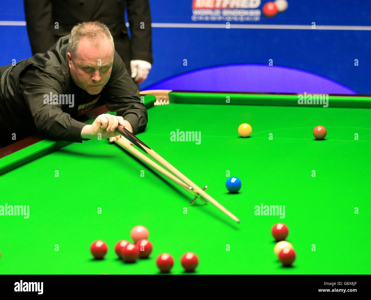 John Higgins während seines Spiels gegen Ricky Walden am achten Tag der Betfred Snooker World Championships im Crucible Theatre, Sheffield. Stockfoto