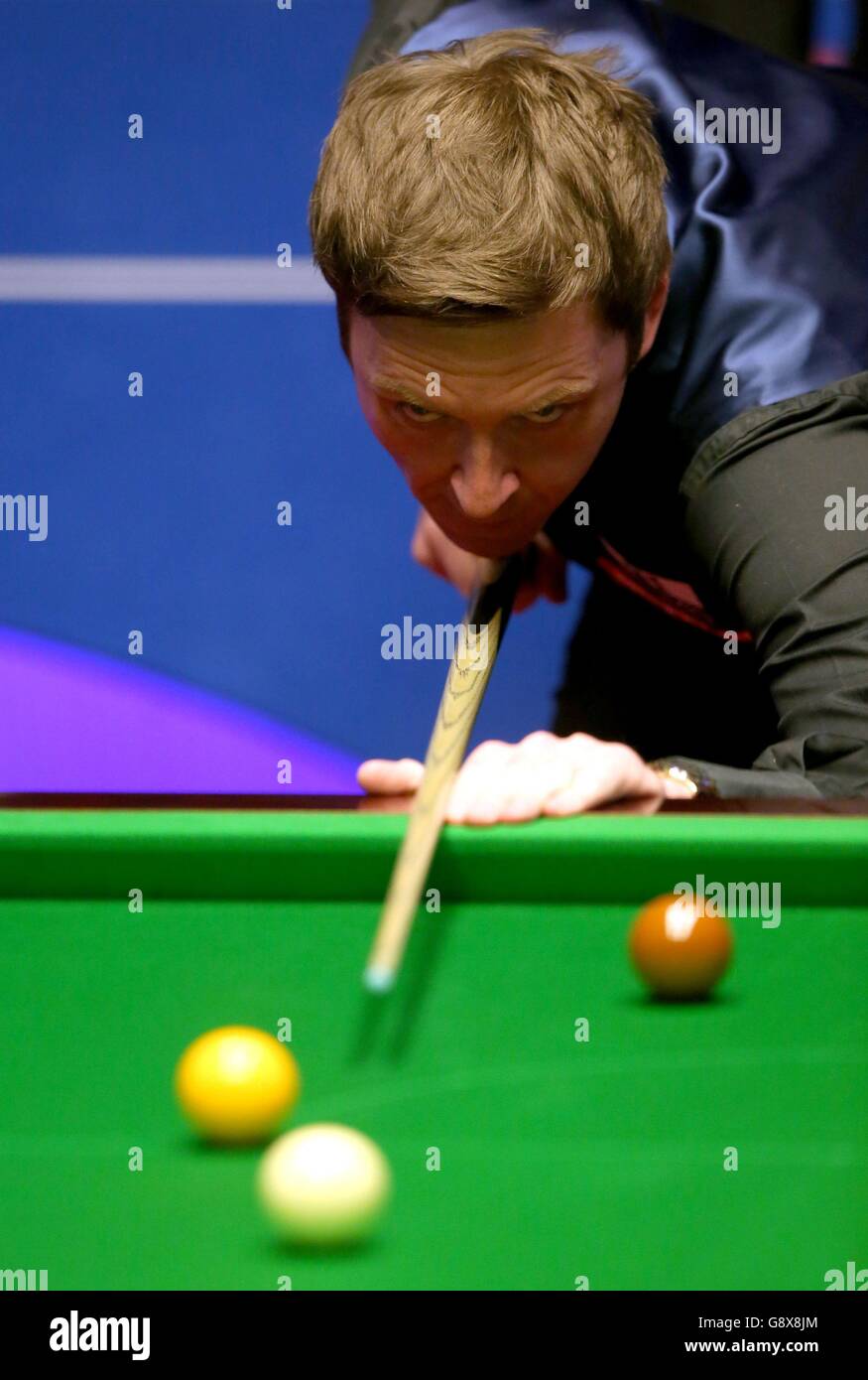 Ricky Walden während seines Spiels gegen John Higgins am achten Tag der Betfred Snooker World Championships im Crucible Theatre, Sheffield. Stockfoto