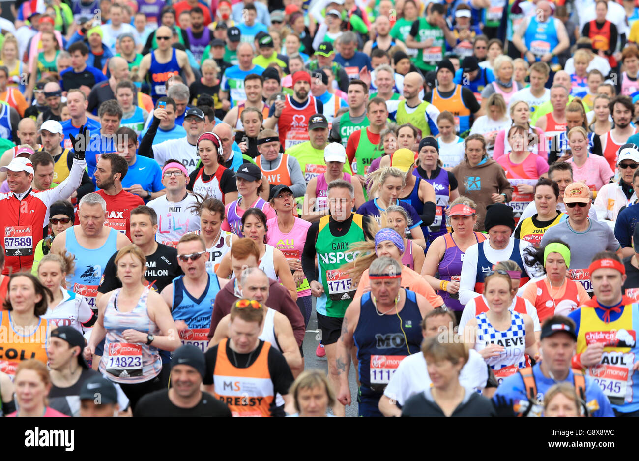 Läufer kommen beim Virgin Money London Marathon 2016 über die Startlinie. Stockfoto