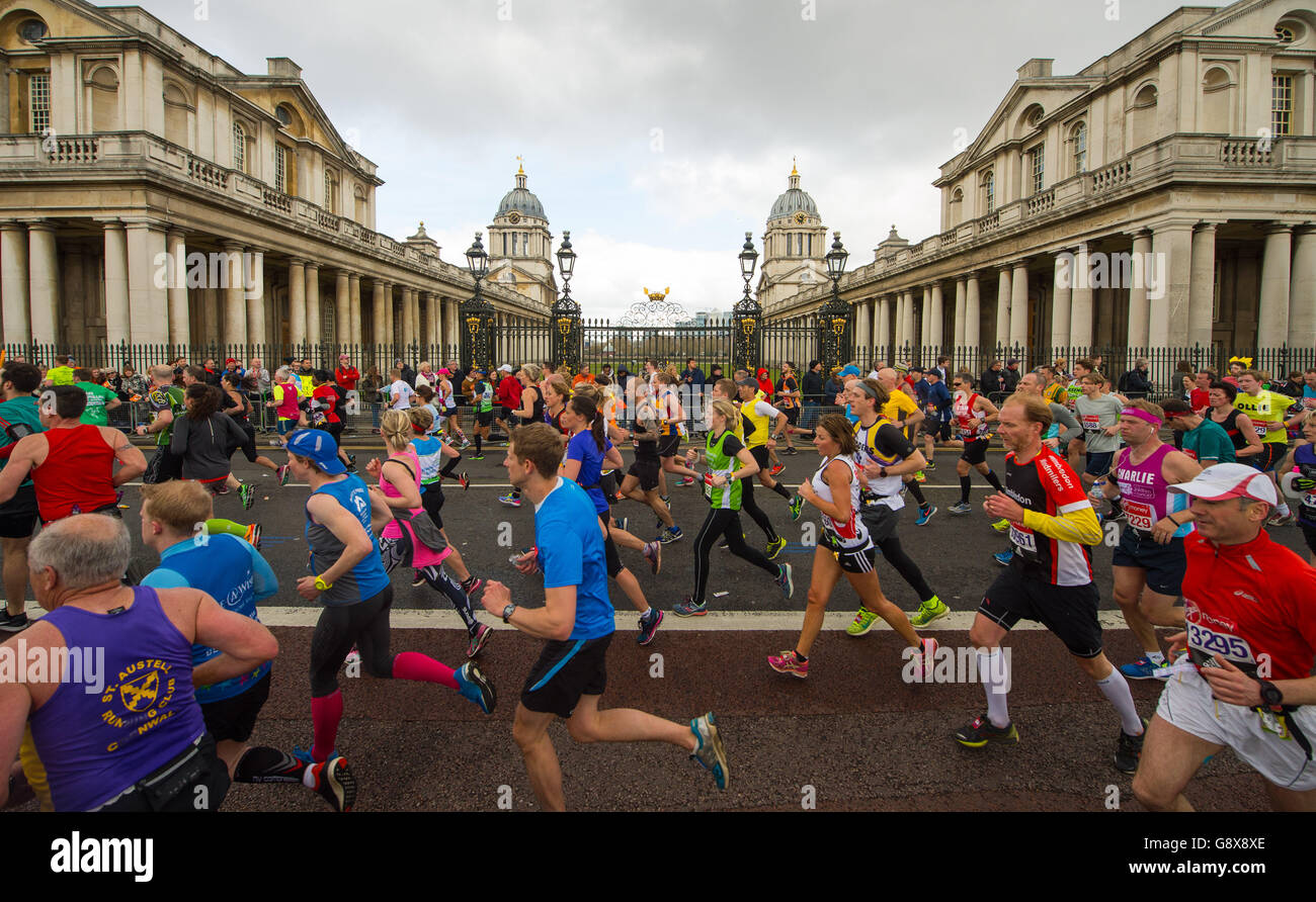 Läufer passieren das Old Naval College, Greenwich, während des Virgin Money London Marathon 2016. Stockfoto