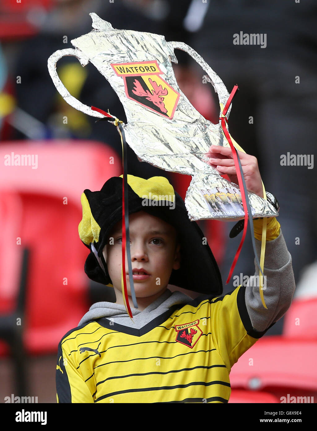 Ein junger Watford-Fan hält einen FA Cup aus Pappe in den Tribünen vor dem Emirates FA Cup, Halbfinale im Wembley Stadium, London. Stockfoto