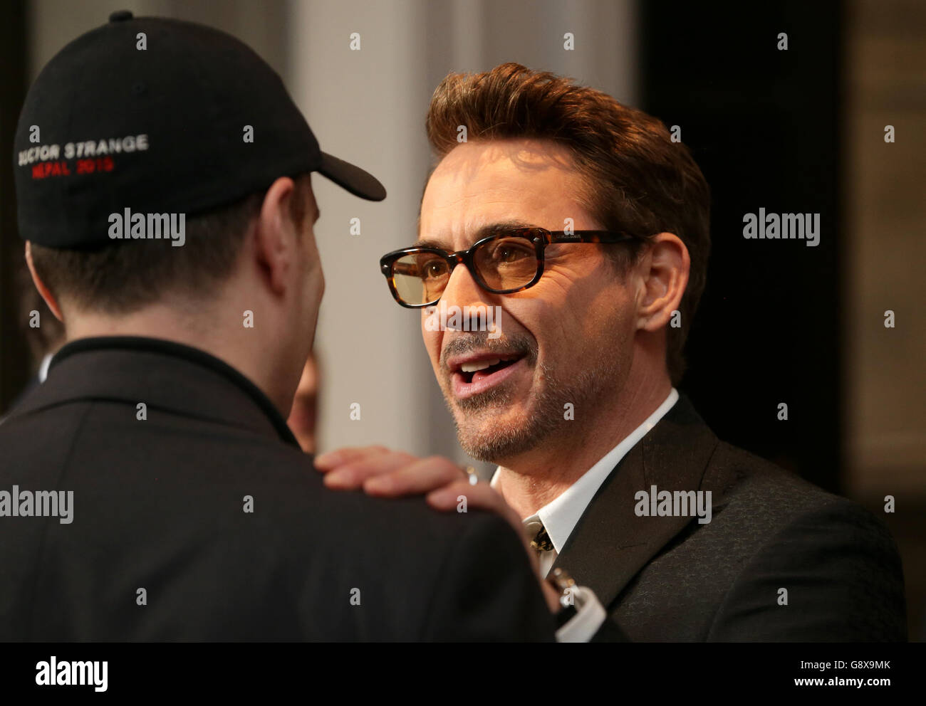 Robert Downey Jr. (rechts) beim Captain America Civil war Photocall im Corinthia Hotel, London. DRÜCKEN Sie VERBANDSFOTO. Bilddatum: Montag, 25. April 2016. Bildnachweis sollte lauten: Daniel Leal-Olivas/PA Wire Stockfoto