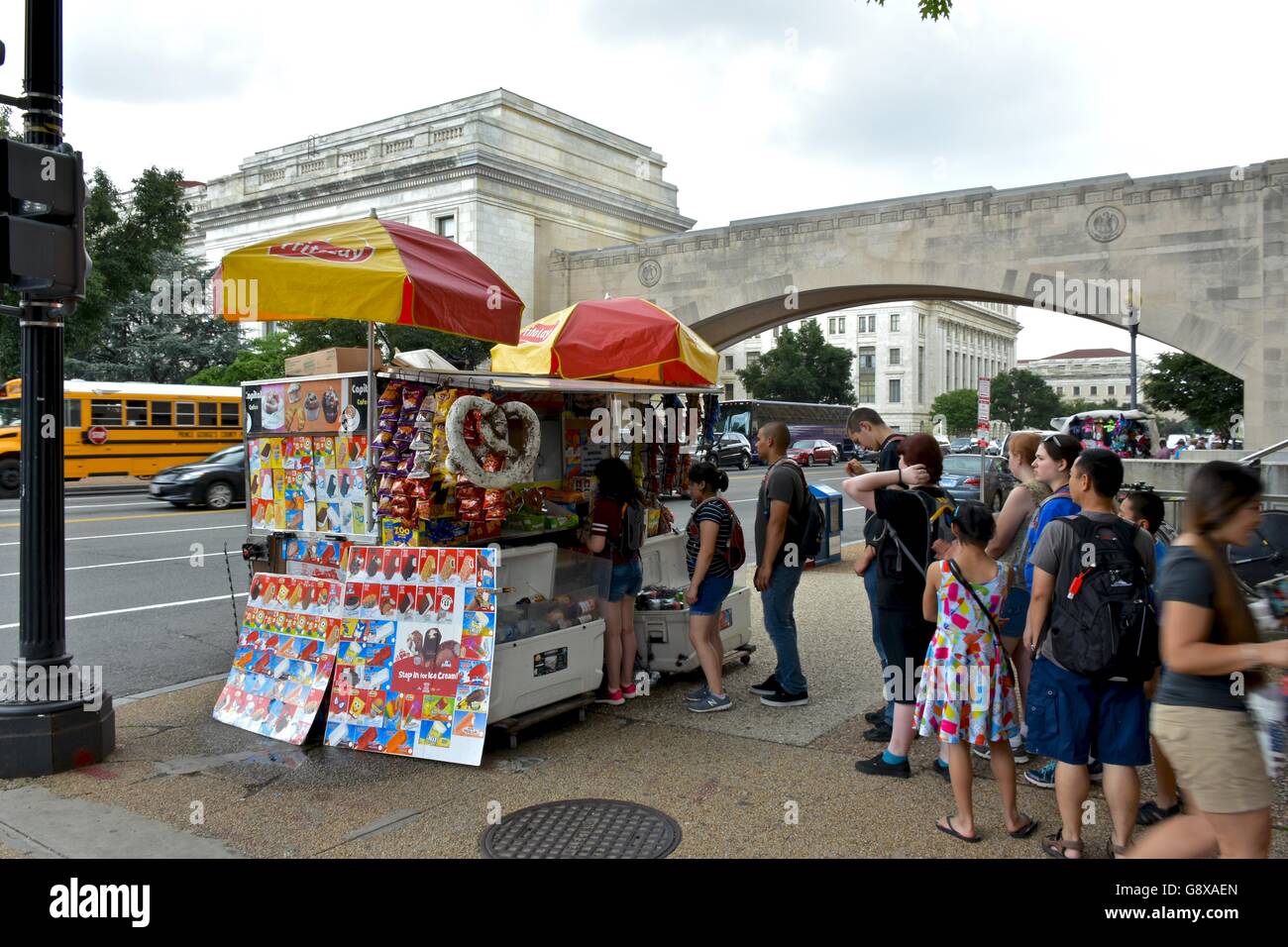 Touristen warten in der Schlange vor einem DC Food truck Stockfoto