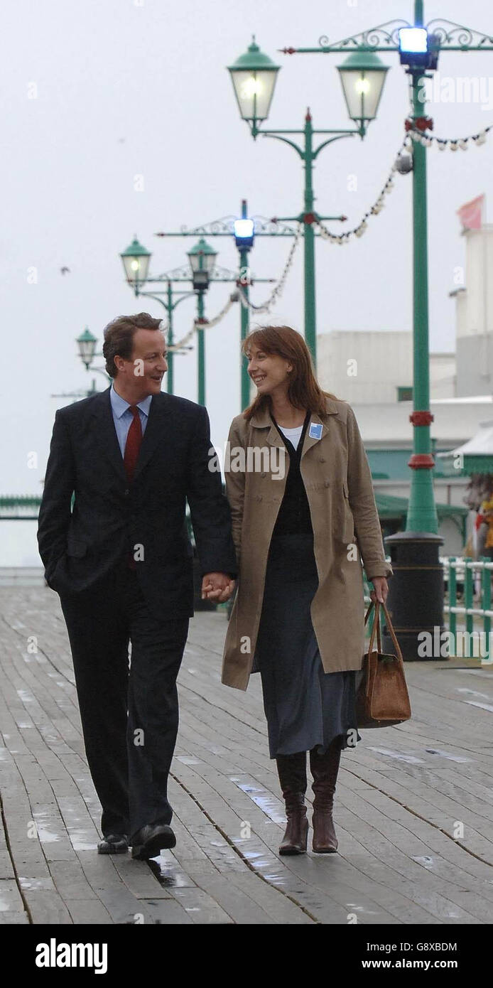 Der anfndliche Tory-Anführer David Cameron und seine Frau Samantha gehen am North Pier in Blackpool entlang. Stockfoto