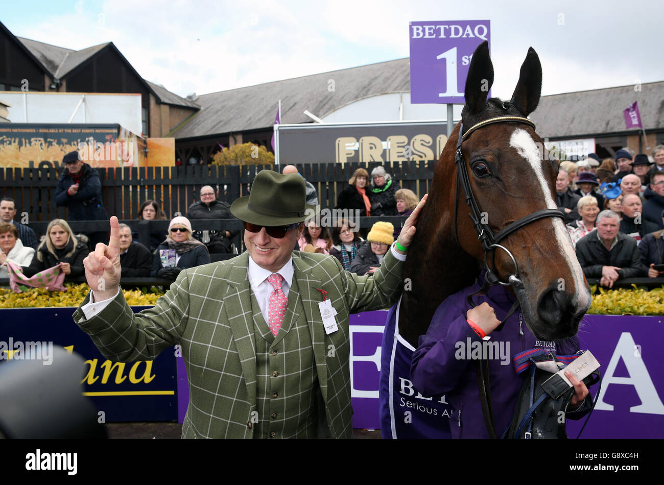 Besitzer Rich Ricci feiert mit Vroum Vroum Mag nach seiner Siegerfahrt in der Betdaq Punchestown Champion Hürde mit Jockey Ruby Walsh am vierten Tag des Punchestown Festivals in Punchestown, Co. Kildare, Irland. Stockfoto