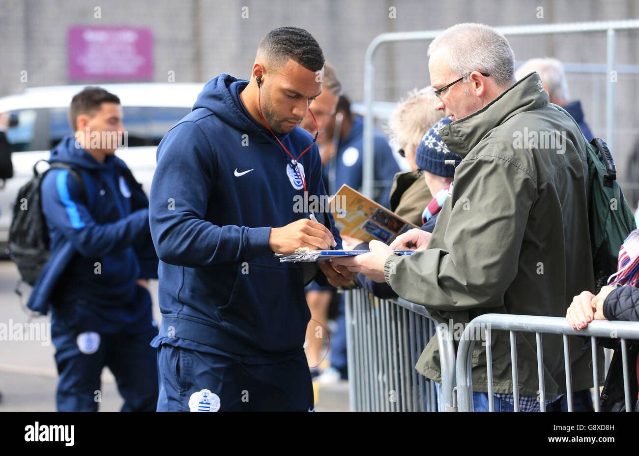 Matt Phillips von Queens Park Rangers signiert Autogramme, als er vor dem Sky Bet Championship-Spiel zwischen Burnley und Queens Park Rangers in Turf Moor ankommt. Stockfoto