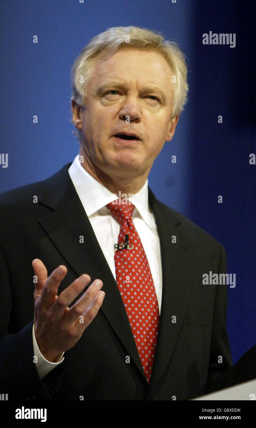 Schatten-Innenminister und konservativer Führungsanwärter David Davis hält seine Rede auf der jährlichen Tory-Parteikonferenz in Blackpool, Mittwoch, 5. Oktober 2005. Davis, der der führende Spitzenreiter ist, muss die Konservativen nach starken Auftritten der Hauptrivalen Ken Clarke und David Cameron gestern umwerben. Siehe PA TORY Stories. DRÜCKEN Sie VERBANDSFOTO. Bildnachweis sollte lauten: Phil Noble/PA Stockfoto