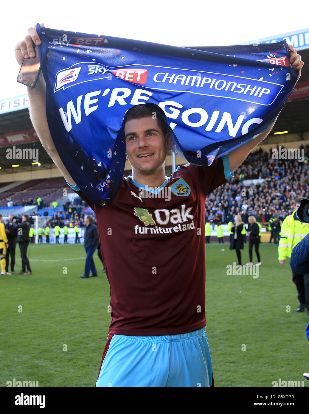 Sam Vokes von Burnley feiert die Beförderung nach dem Spiel der Sky Bet Championship in Turf Moor, Burnley. Stockfoto