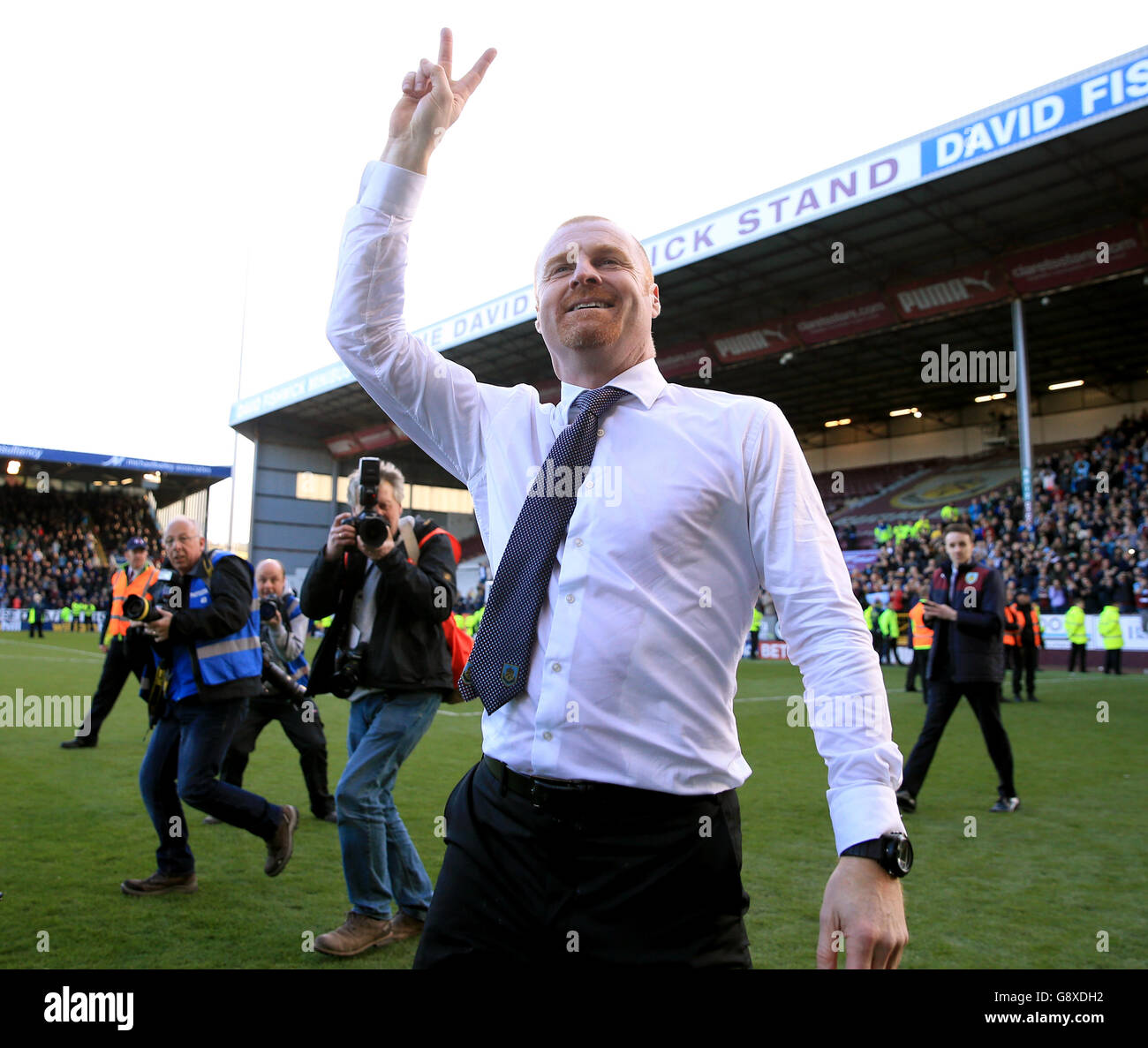 Burnley-Manager Sean Dyche feiert die Beförderung nach dem Spiel der Sky Bet Championship in Turf Moor, Burnley. Stockfoto