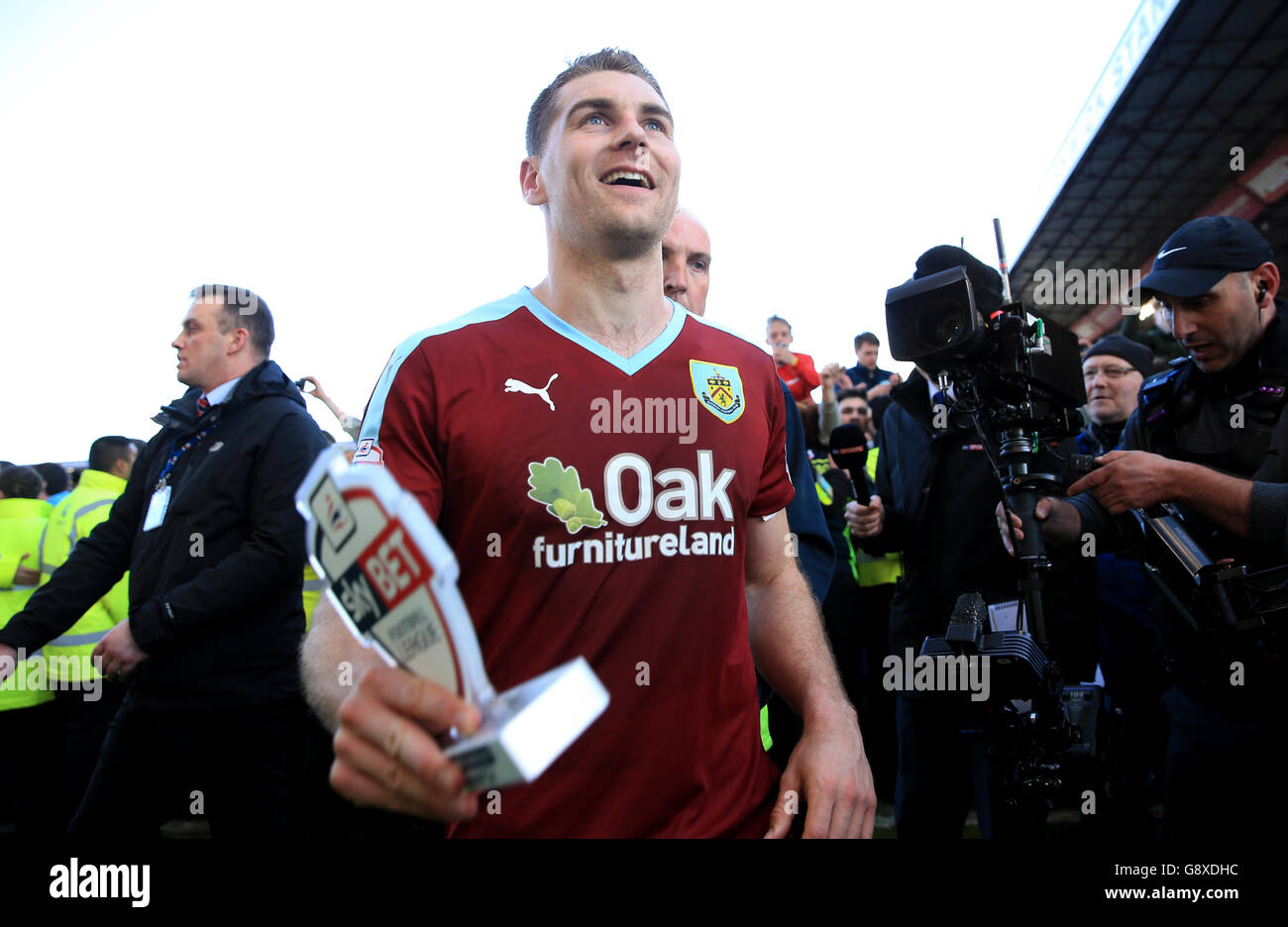 Sam Vokes von Burnley feiert die Beförderung nach dem Spiel der Sky Bet Championship in Turf Moor, Burnley. Stockfoto