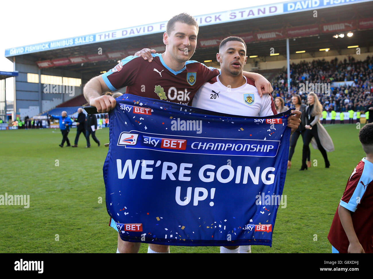Sam Vokes von Burnley (links) und Andre Grey feiern nach dem Sky Bet Championship-Spiel in Turf Moor, Burnley, eine Promotion. Stockfoto