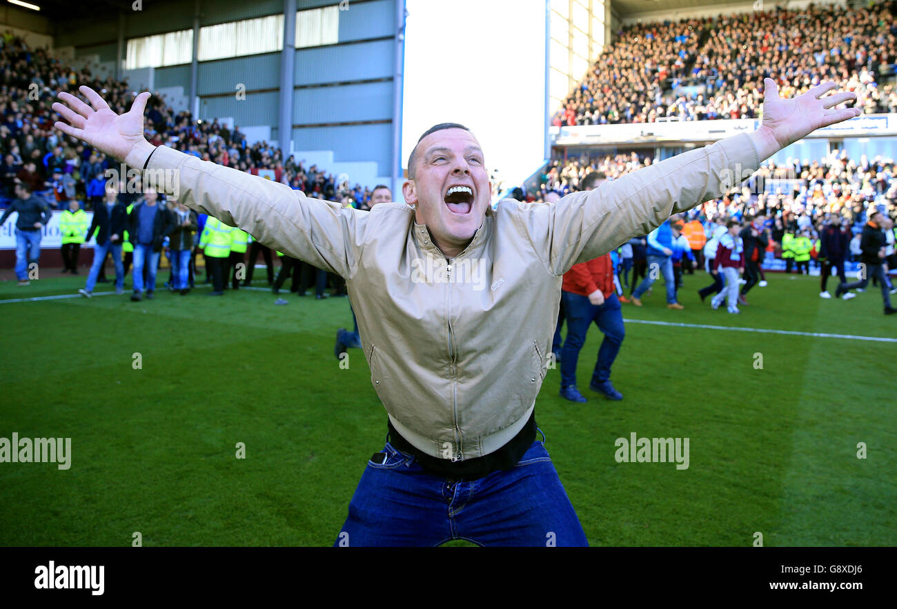 Burnley-Fans dringen nach dem Spiel der Sky Bet Championship in Turf Moor, Burnley, auf den Platz ein, um die Promotion zu feiern. Stockfoto
