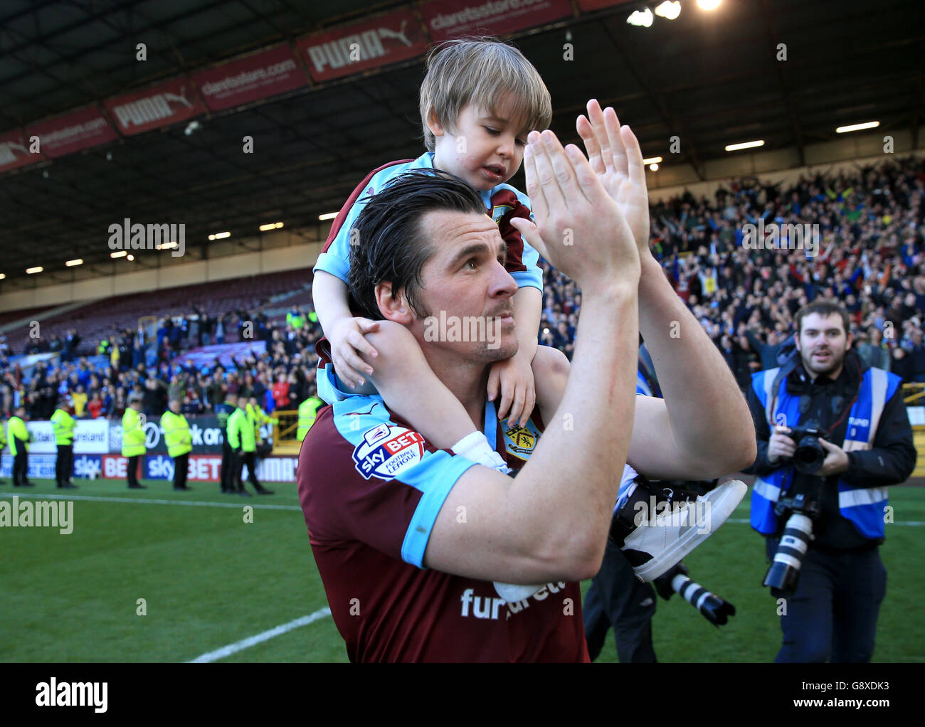 Joey Barton von Burnley feiert die Beförderung nach dem Spiel der Sky Bet Championship in Turf Moor, Burnley. Stockfoto