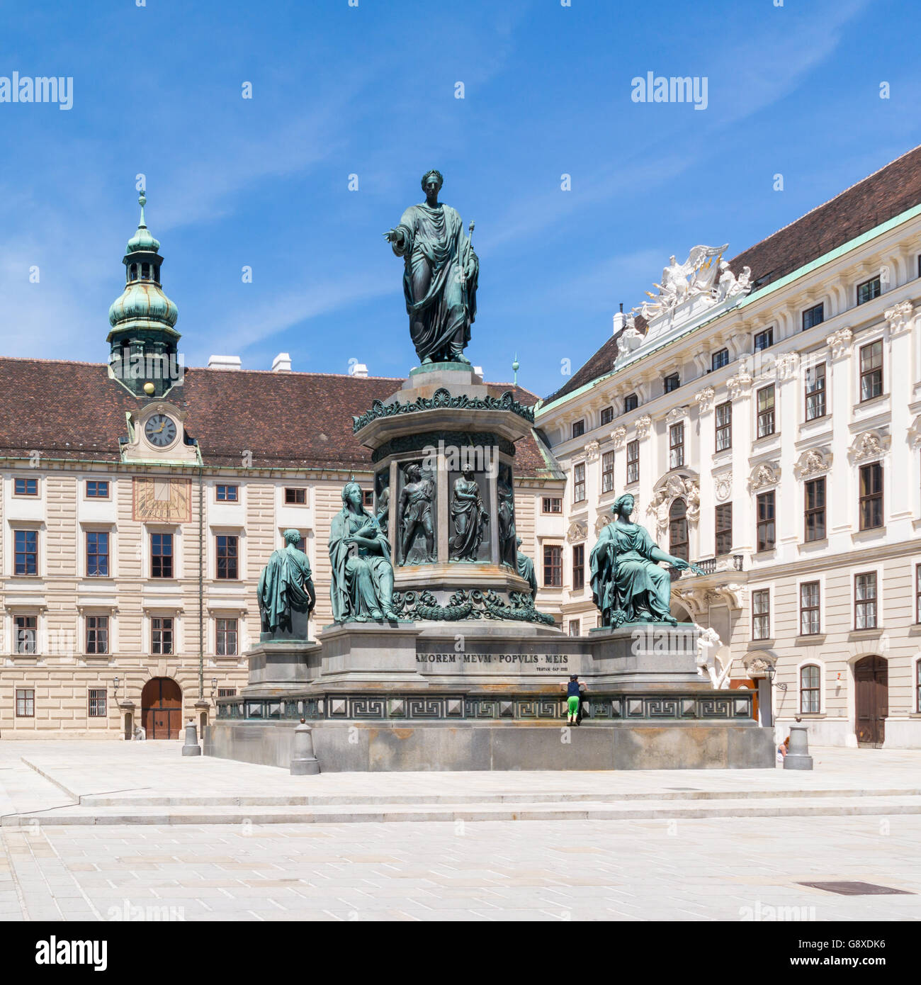 Hofburg Palace Court mit Amalienburg, Sisi Museum und Denkmal Statue von Kaiser Francis I, In der Burg, Wien, Österreich Stockfoto
