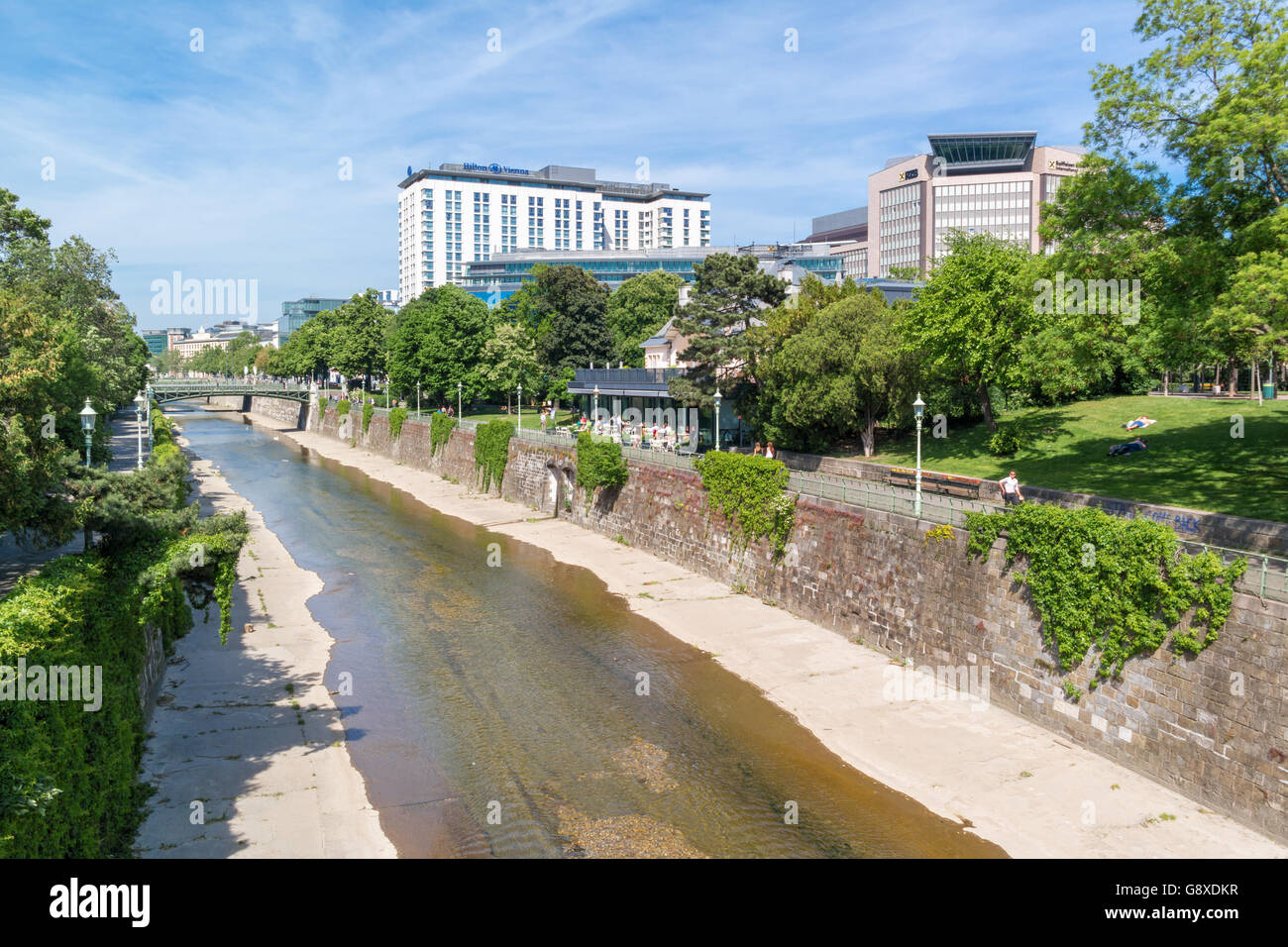 Wienfluss und Menschen auf der Terrasse des Restaurants Steirereck im Stadtpark, Stadtpark in Wien, Österreich Stockfoto