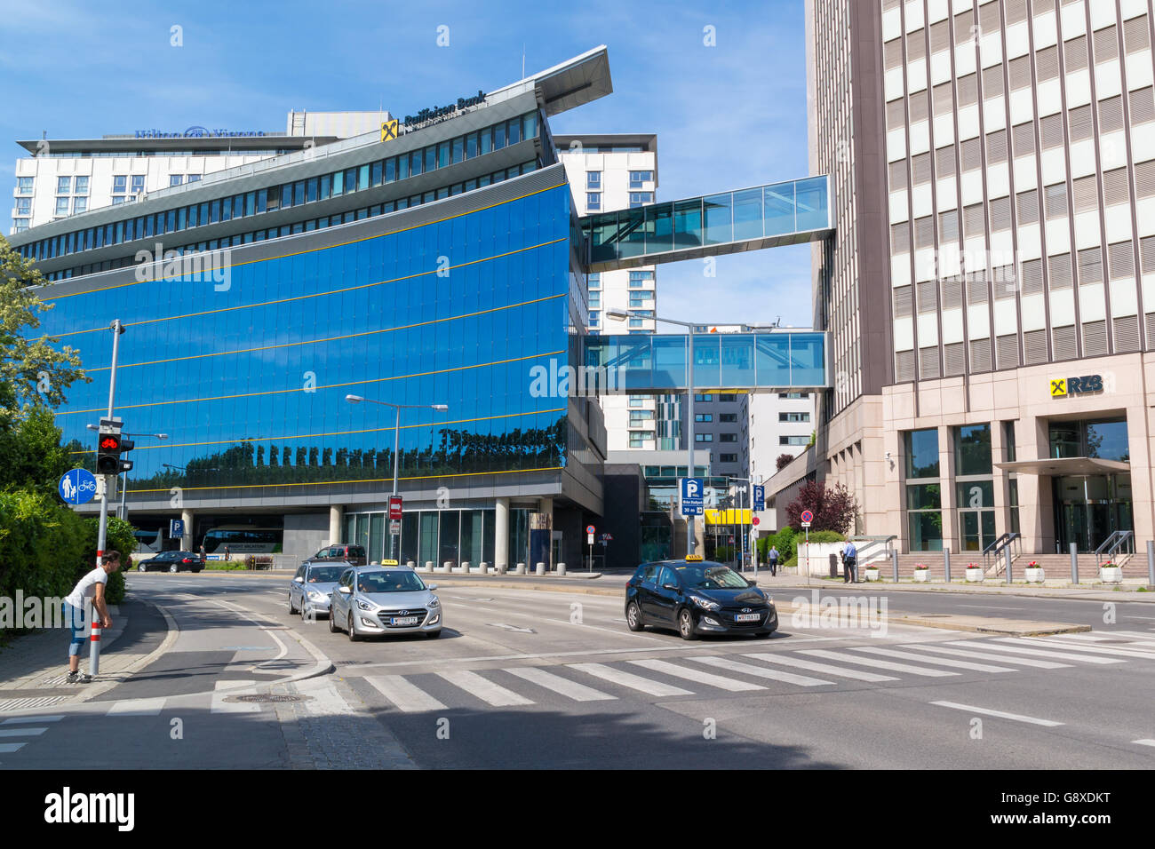 Bürogebäude Raiffeisen Bank, Autos und überqueren auf der Straße Am Stadtpark in Wien, Österreich Stockfoto