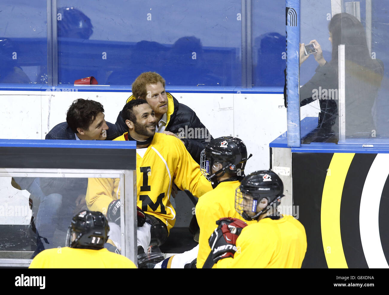 Prinz Harry (in der Mitte hinten) bei einem Vorführschlitten-Eishockey-Spiel Mattamy Centre während des Prinzen-Besuches in Toronto, um die Invictus-Spiele 2017 zu promoten. Stockfoto