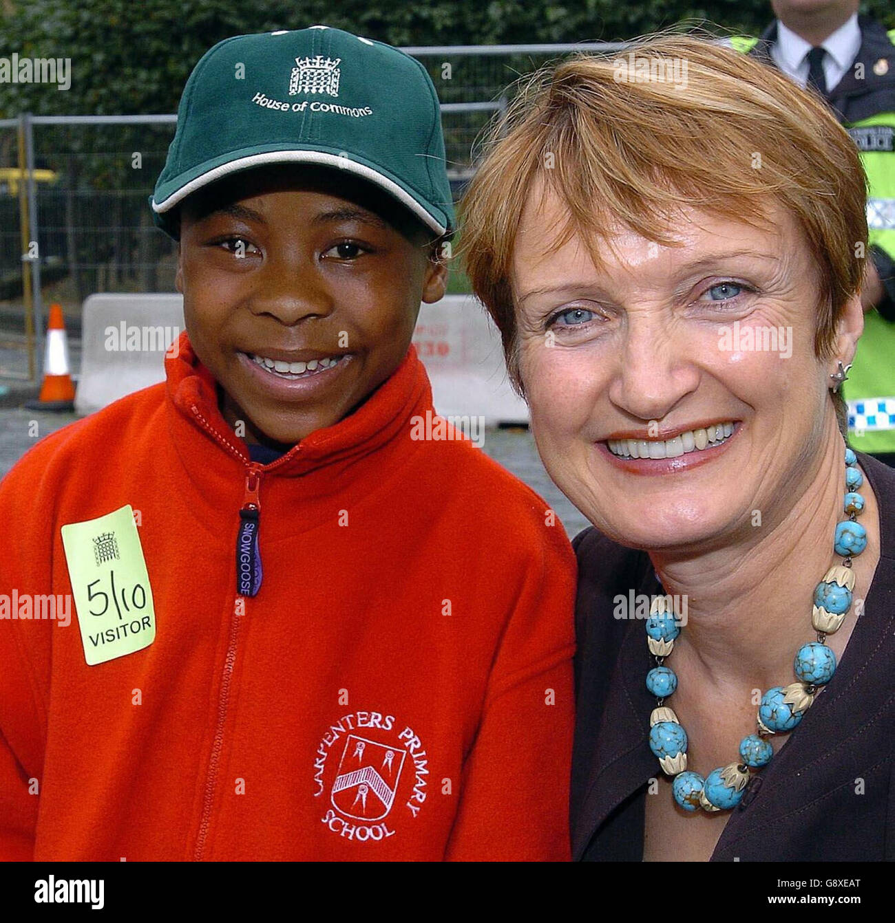 Staatssekretärin für Kultur, Medien und Sport Tessa Jowell mit 11 Jahre Siphiwe Mbatha nach einer Tour durch den Palast von Westminster, Mittwoch, 5. Oktober 2005. Siphiwe, der aus Südafrika stammt, war bei der Olympischen Präsentation 2012 in London stark vertreten. Achten Sie auf PA Story POLITIK Olympiade. DRÜCKEN SIE VERBANDSFOTO. BILDNACHWEIS SOLLTE LAUTEN: Michael Stephens/PA Stockfoto