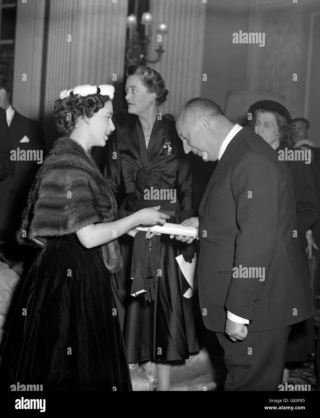 Prinzessin Margaret überreicht dem Designer Christian Dior, dessen Winterkollektion in Paris gerade im Blenheim Palace gezeigt wurde, ein Lebenszeugnis für die Mitgliedschaft in der British Red Cross Society. Stockfoto