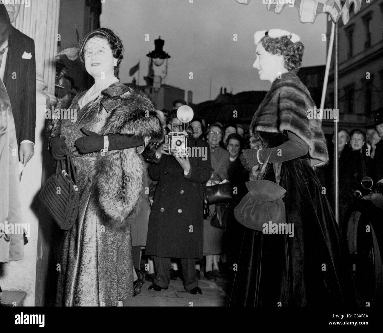 Königin Elizabeth, die Königin, Mutter und Prinzessin Margaret kommen bei der Carlton House Terrace 24 an, um an einer Modenschau teilzunehmen, die von Mitgliedern der Incorporated Society of London Fashion Designers veranstaltet wird. Stockfoto