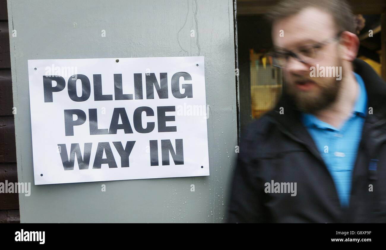 Ein Wähler verlässt das Wahllokal Broomhouse Community Hall in Glasgow, Schottland, da die Umfragen bei den schottischen Parlamentswahlen eröffnet werden. Stockfoto