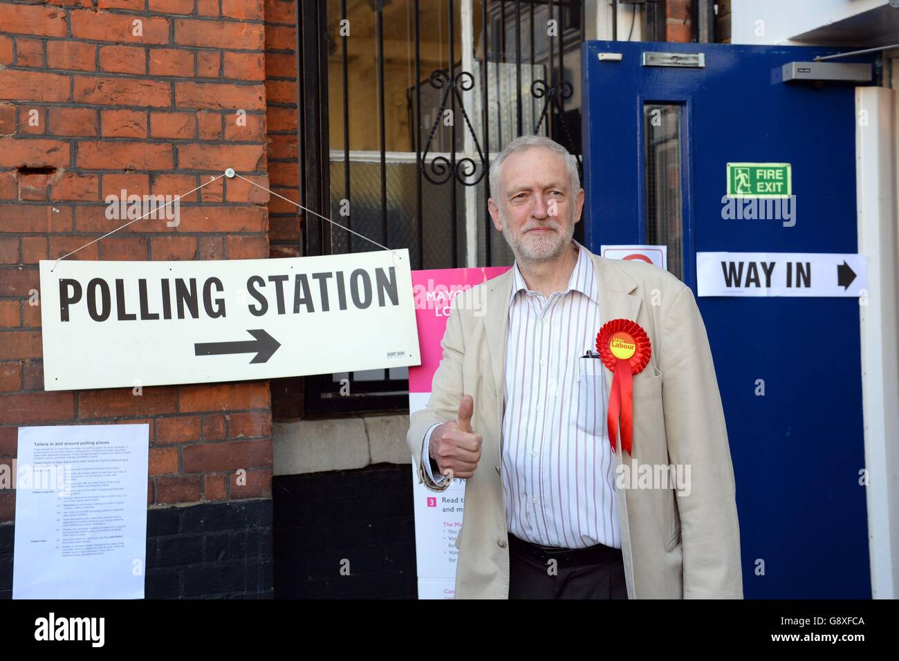 Labour-Parteivorsitzender Jeremy Corbyn kommt, um seine Stimme in einem Wahllokal in Islington im Norden Londons abzugeben. Stockfoto