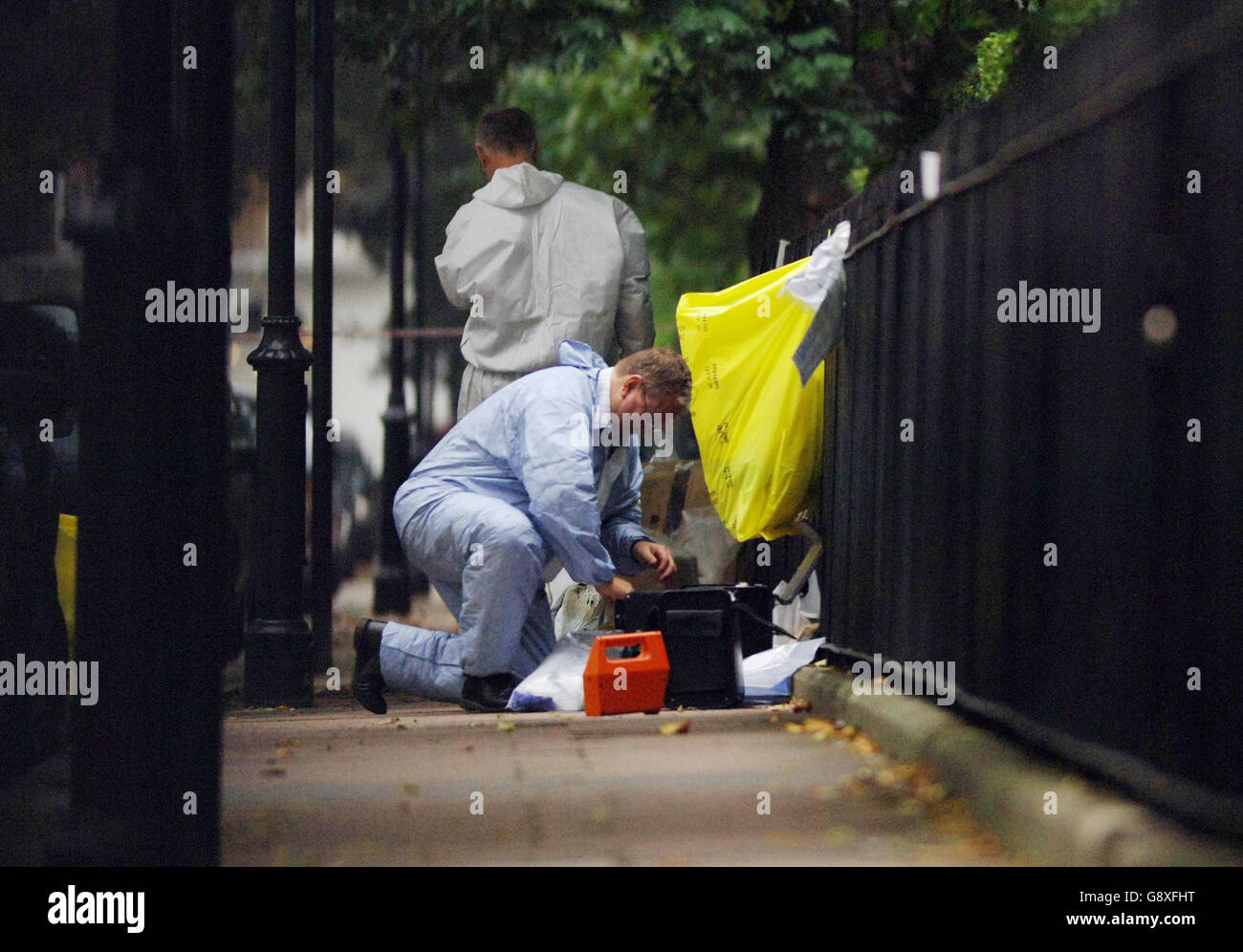 Forensische Teams am Tatort im Cadogan Place, London, heute, am Donnerstag, dem 6 2005. Oktober, starb ein mutmaßlicher Schmuckdieb, nachdem er von einem unmarkierten Polizeiauto nach einer Hochgeschwindigkeitsjagd von Tiffany & Co Juwelieren auf dem modischen Sloane Square überfahren wurde. Siehe PA Geschichte POLIZEI Tiffany. PRESSEFOTO DER VEREINIGUNG. Fiona Hanson/PA Stockfoto