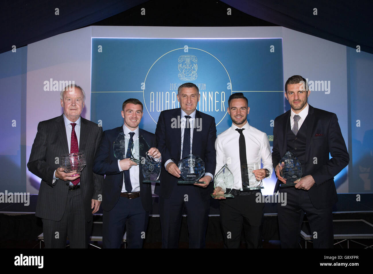 Die Coventry City Preisträger Dr. Moss Gold, John Fleck, Adam Armstrong und Sam Ricketts posieren im Anschluss an die Preisverleihung mit Manager Tony Mowbray (Mitte) für ein Foto Stockfoto