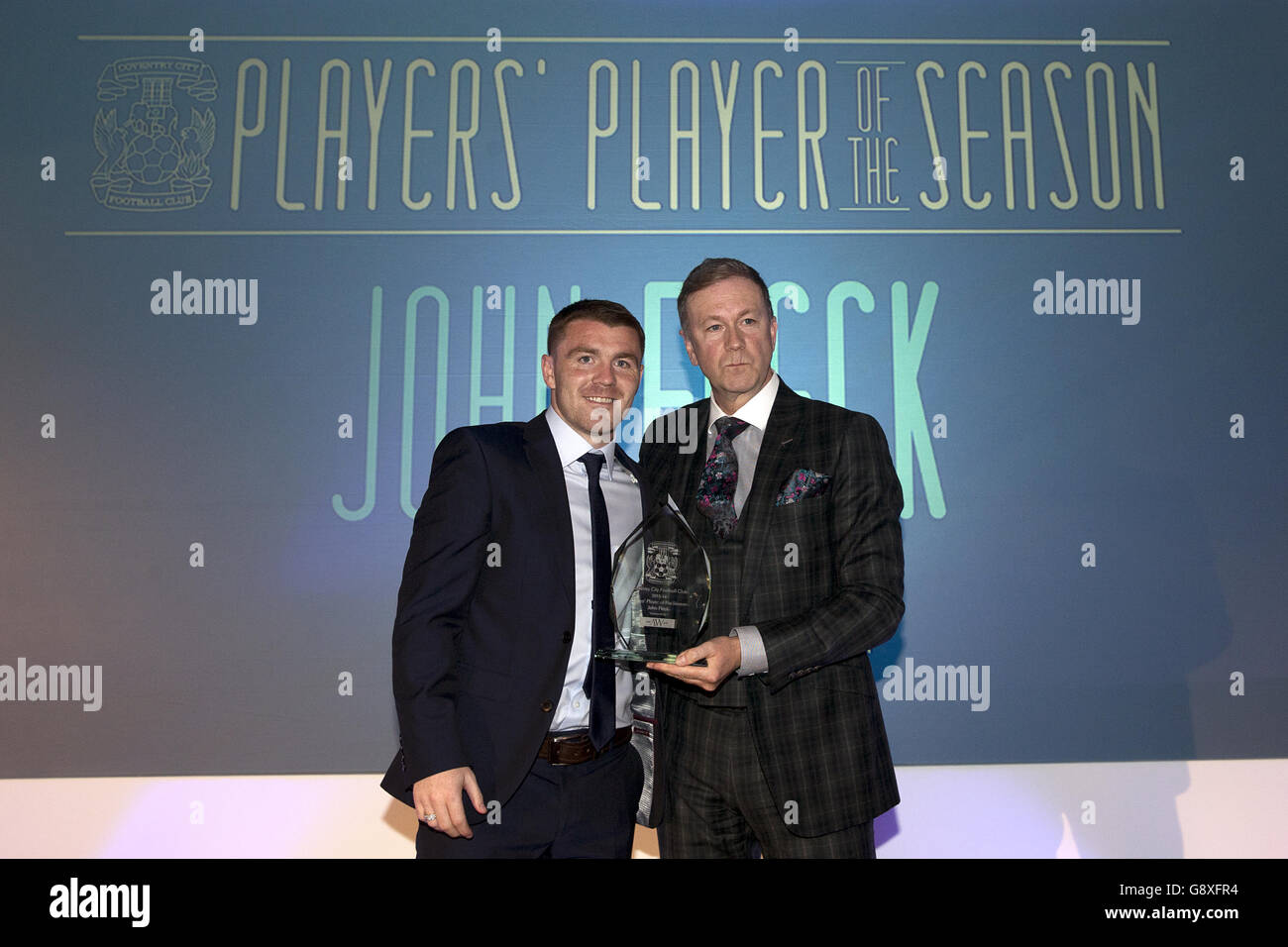 John Fleck (Mitte) von Coventry City wird mit den Spielern präsentiert Auszeichnung „Spieler des Jahres“ Stockfoto