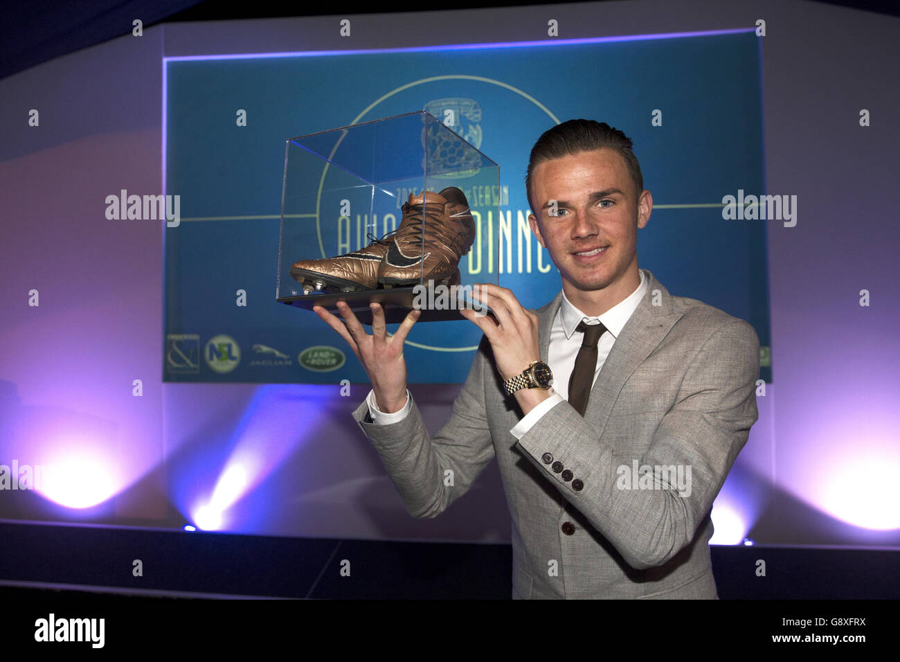 Coventry City End of Season Awards-Abend. James Maddison von Coventry City posiert mit seinem Auktionspreis der Stiefel von Adam Armstrong Stockfoto