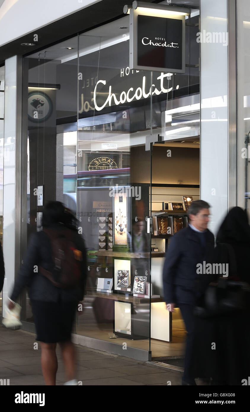 Ein Hotel Chocolat-Shop in Victoria, London, als das Unternehmen das erste öffentliche Angebot gemacht hat, hat das Unternehmen auf £167 Millionen geschätzt und die Gründer des Unternehmens auf mehr als £20 Millionen verrechnet. Stockfoto